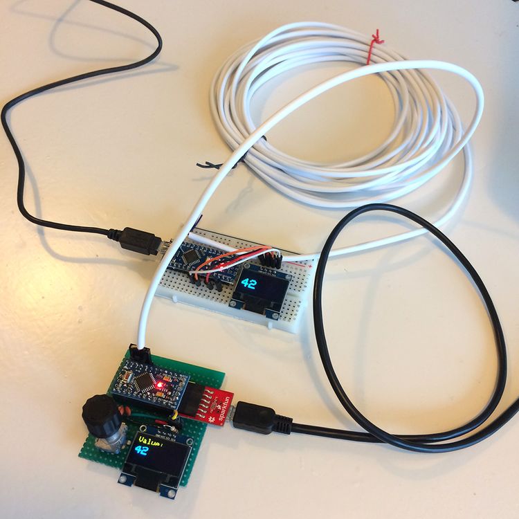 In this image, the two Arduino’s are connected with one wire. Event though the white cable contains 4 wires, only one of them is connecting the Arduino’s.