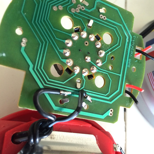 Note that this picture is taken after I soldered the final wires. During the testphase I soldered a blue and yellow wire which you’ll see in the next picture …